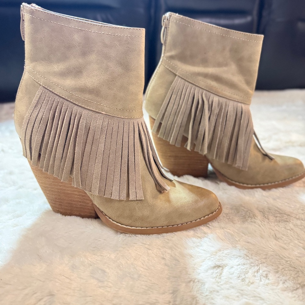 Women’s fringe tan ankle boots by Very Volatile Size 8